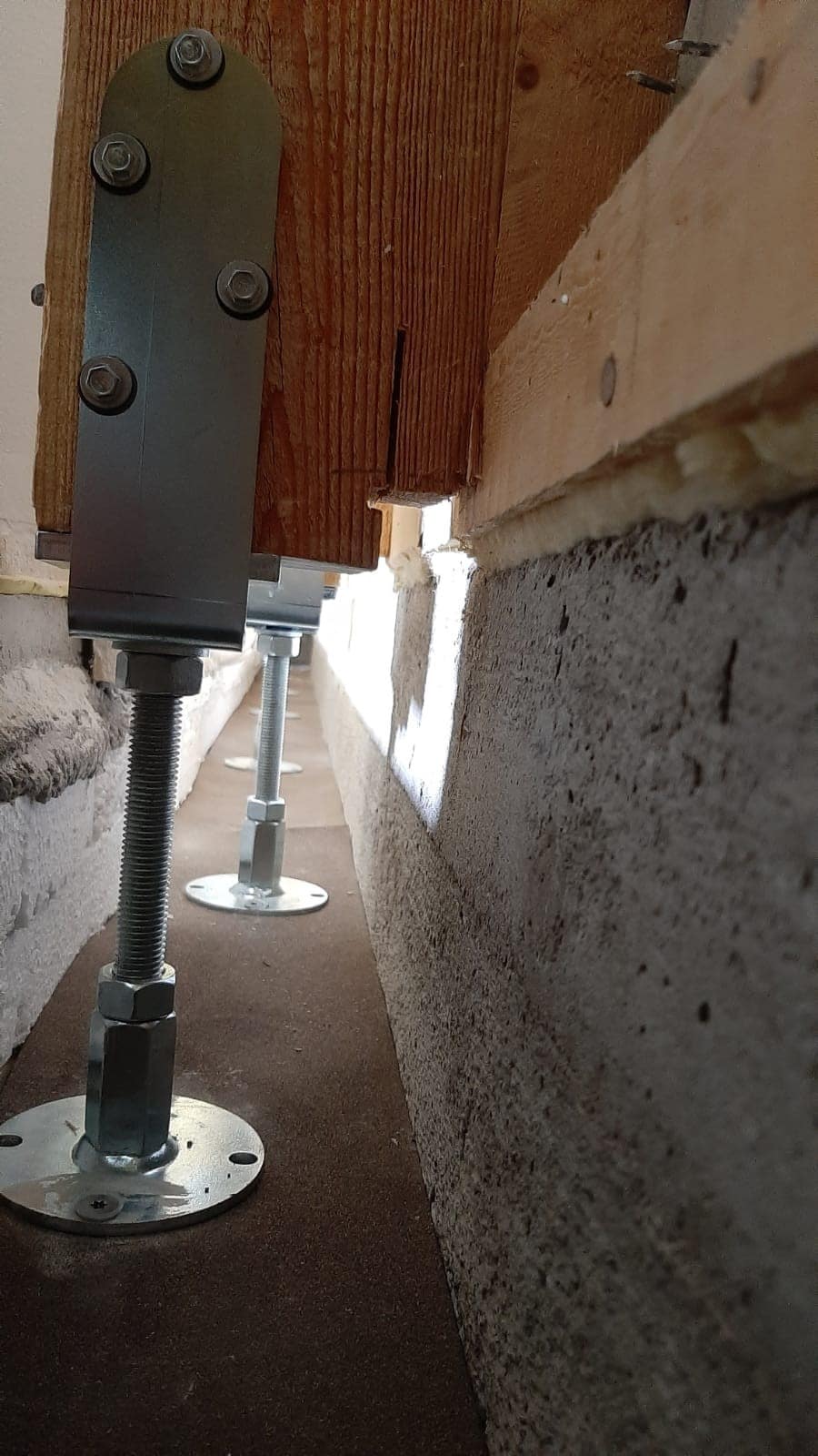 Kuva omakotitalon, paritalon tai rivitalon rakentamisesta ulkoseinalementtien pystytysvaiheesta.