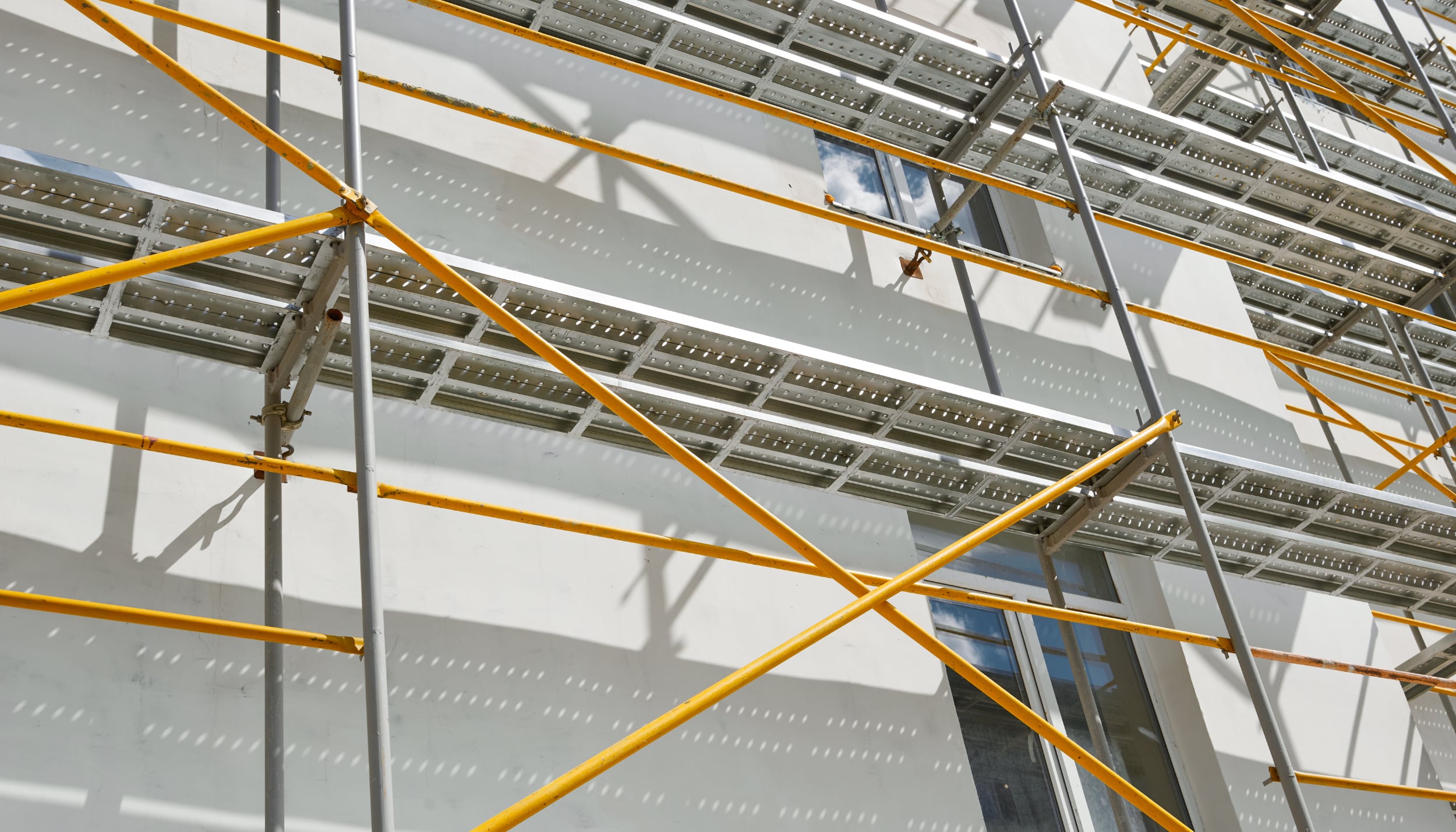 Rakennustelineet talon julkisivulla saneerausta varten.