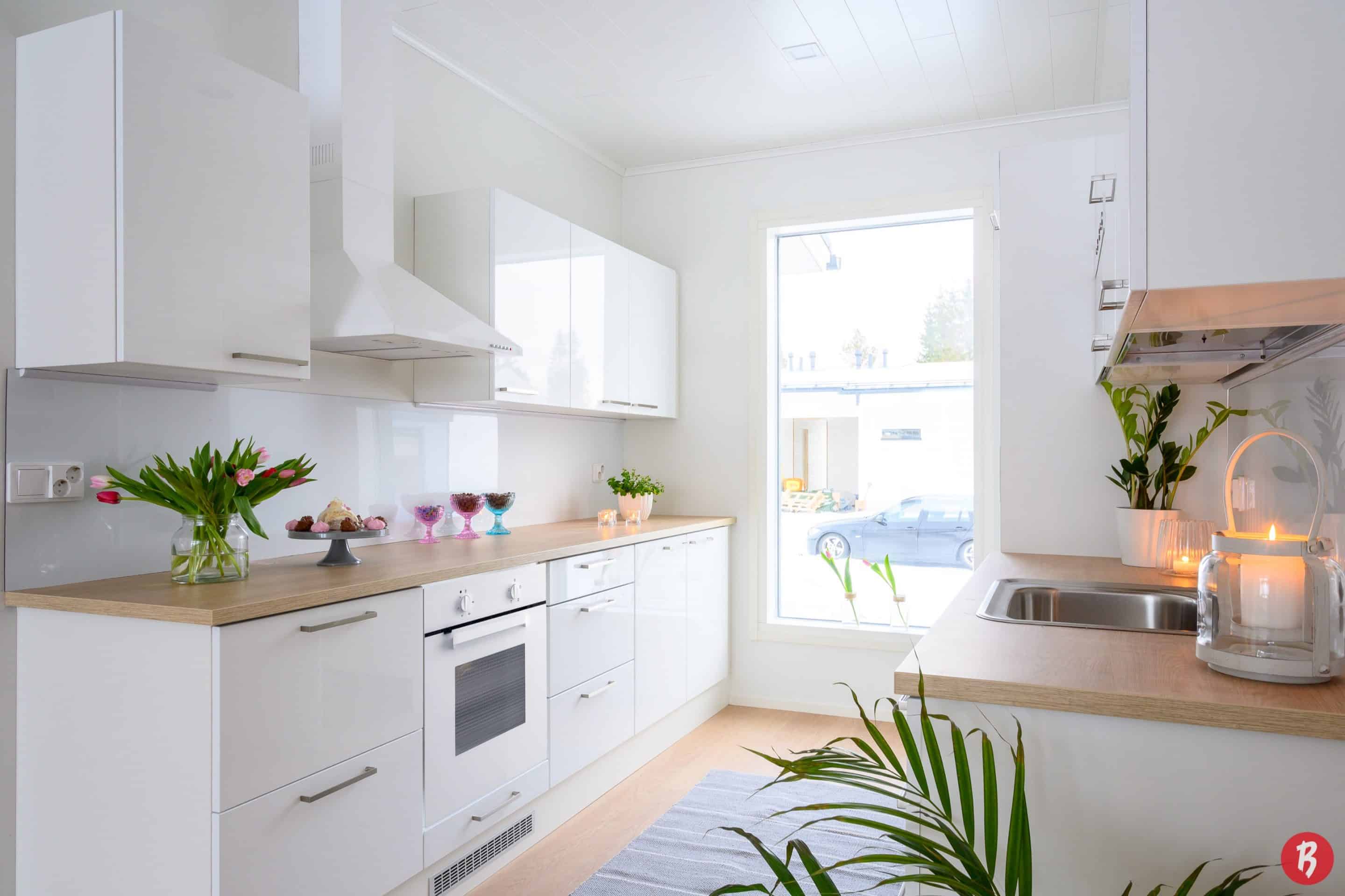 Kuva omakotitalon, paritalon tai rivitalon rakentamisesta ulkoseinalementtien pystytysvaiheesta.