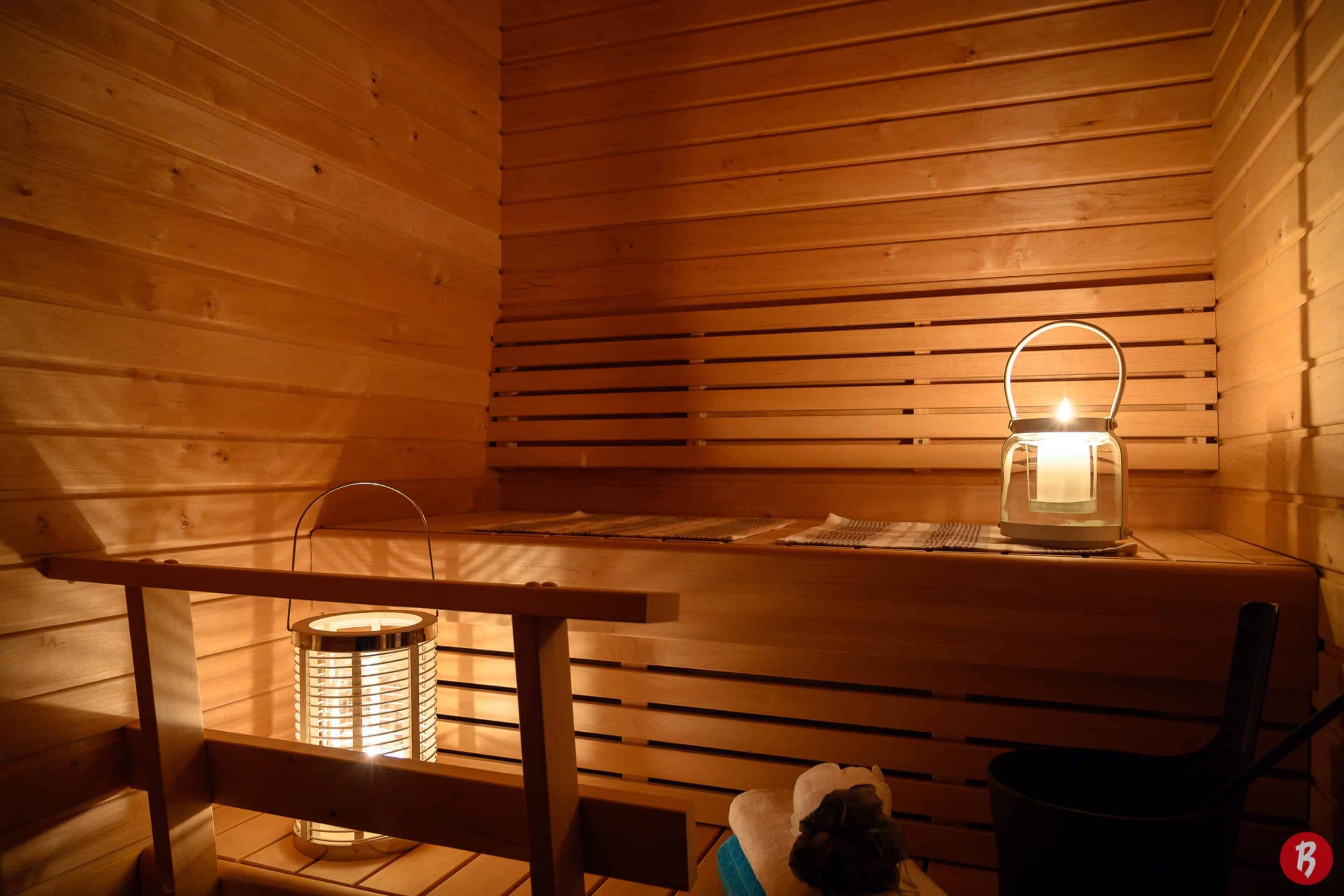 Sisakuva uuden muuttovalmiin omakotitalon, rivitalon tai paritalon skandinaavisen modernista keittiosta.