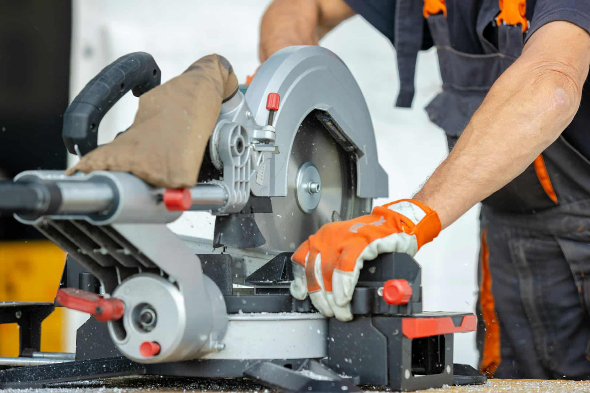 Julkisivuremontit omakotitaloon Kokkolassa Lepta Rakennukselta, kuvassa mies sahaa sirkkelillä.